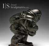 GARÇON ET PHOQUE INUIT VINTAGE DE 9" par Peter Anjutiqirk *En sécurité dans mes bras*