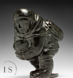 GARÇON ET PHOQUE INUIT VINTAGE DE 9" par Peter Anjutiqirk *En sécurité dans mes bras*